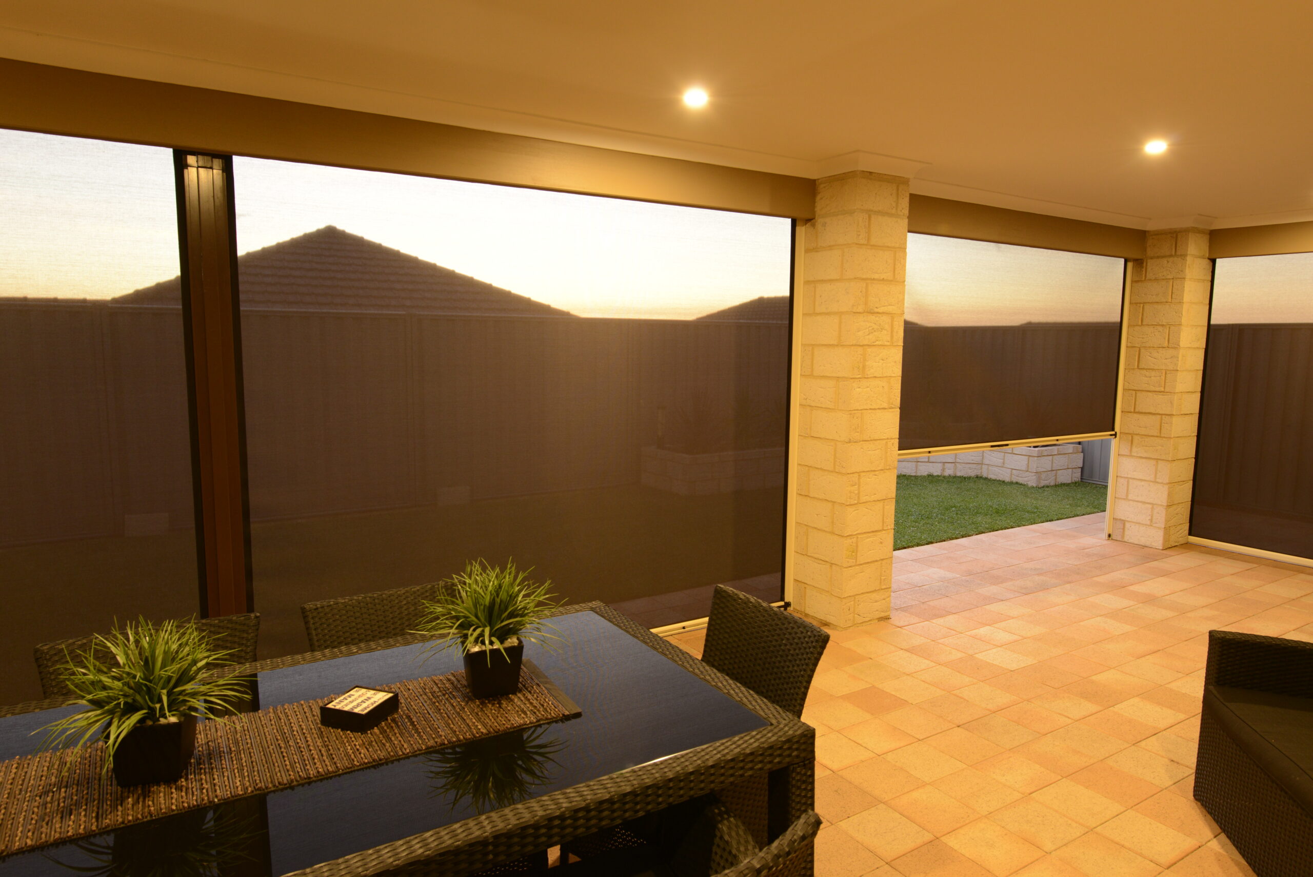 Enclosed Perth alfresco area with Ziptrak mesh outdoor blinds installed by Kenlow